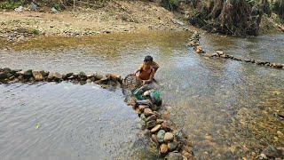 catch fish Fish trap making skills The little boy blocked the stream to make a trap to catch fish [upl. by Burrell34]