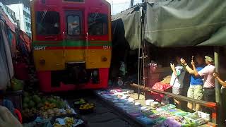 Treno nel mercato  Maeklong Maeklong Railway Market [upl. by Tigges]