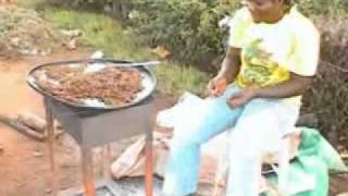 Savourer un delice au Cameroun les Termites  Enjoying a Unique Delicacy in Cameroon Termites [upl. by Decrem]