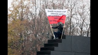 Wszedł na pomnik smoleński  Policja potwierdza  Zagrożenie minęło [upl. by Niple]