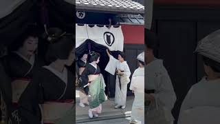 暖簾をあげる気遣いは花街では大切 京都 舞妓 [upl. by Esilehc]