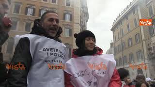 Proteste contro la tassa sulle sigarette elettroniche Montecitorio in fumo [upl. by Mikihisa808]