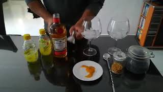 Preparación de Gin Tonic con Tanqueray Flor de Sevilla [upl. by Edahsalof865]