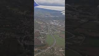 PANIKA IZNAD SARAJEVA PUTNICI VRIŠTALI OD STRAHA Avion jedva sletio na Sarajevski aerodrom [upl. by Doley417]