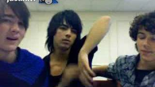 Jonas Brothers live chat Joe pretends that he broke his arm [upl. by Doner]