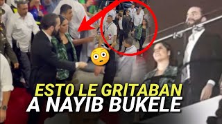 😱 Esto le GRITABAN a Nayib Bukele y a su esposa Gabriela de Bukele cuando se iban bajando de AUTO [upl. by Arbed]