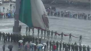 ARRIANDO LA BANDERA MEXICANA BAJO LA LLUVIA [upl. by Neelyk]