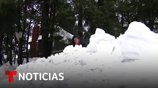 Comunidades sepultadas bajo montañas de nieve en California  Noticias Telemundo [upl. by Ayanat]