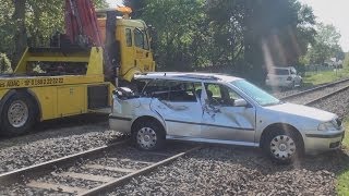 PKW von Güterzug erfasst in NiederkasselSchellenberg am 23042014 [upl. by Munson]