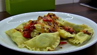 RavioliTeigtaschen in Tomatensauce mit FleischfüllungItalienische Teigtaschen [upl. by Aramaj]