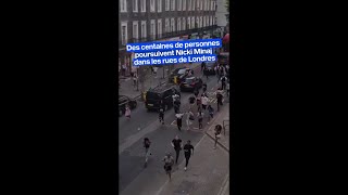 Des centaines de personnes poursuivent Nicki Minaj dans les rues de Londres [upl. by Esyli789]