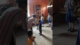 cute baby ko mam bhi dance n kra payecutebaby schoolfirstday kid poemactivity dance child [upl. by Koral238]