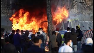 Våldsamma scener i Örebro • Brända polisbilar • Stenkastning [upl. by Barbara818]