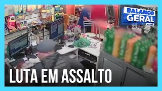 Criminosos lutam com policiais em loja de conveniência em SP [upl. by Geri992]