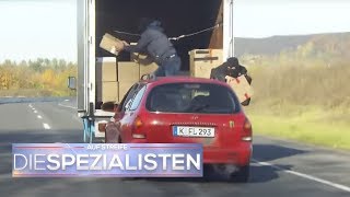 Mann steigt während der Fahrt auf die Motorhaube  Auf Streife  Die Spezialisten  SAT1 TV [upl. by Gabriellia]