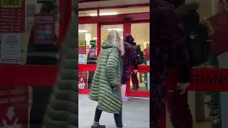 Iceland staff locked a shop thief inside the supermarket  stoke Newington  london [upl. by Espy]