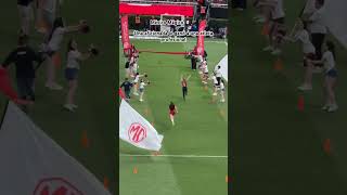 Aficionada de Chivas le ganó en una carrera a una velocista en el medio tiempo vs América gdl [upl. by Baillie]