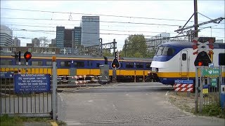 Spoorwegovergang Den Haag Centraal  Dutch railroad crossing [upl. by Odnalra]