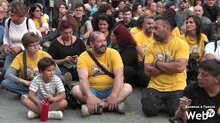 Faenza Gli quotalluvionati arrabbiatiquot protestano in piazza del Popolo [upl. by Georgette]