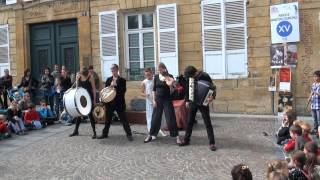 Festival mondial des théatres de marionnettes Old Trout Puppet [upl. by Yremogtnom]