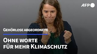 Gehörlose Abgeordnete wirbt im Bundestag für mehr Klimaschutz  AFP [upl. by Winnie25]