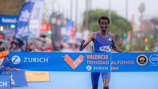 Ethiopian Yomif Kejelcha Breaks World Record En Route to Victory at Valencia Half Marathon [upl. by Centeno]