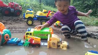 Kid Dau pushes garbage trucks and trucks out of the swamp [upl. by Bradford]