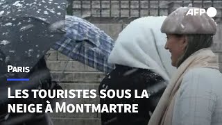 Touristes et Parisiens se promènent sous la neige à Montmartre  AFP Images [upl. by Nilreb]