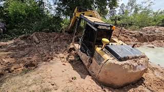 วิธีกู้รถแบคโฮโซ่หลุดทำแบบนี้ Excavator [upl. by Stuart135]