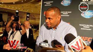 Jon Jones y Daniel Cormier se golpean en conferencia de prensa [upl. by Brita413]