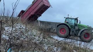 Unloading A Baastrup CTS 18 full of Muck  Fendt 936 winter 2024 [upl. by Hultgren812]