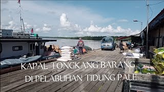 kegiatan bongkar muat barang di pelabuhan tidung pale [upl. by Wittenburg]