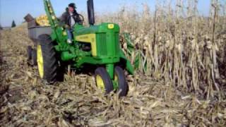 John Deere 530 Walnut Illinois corn picking show [upl. by Jit]