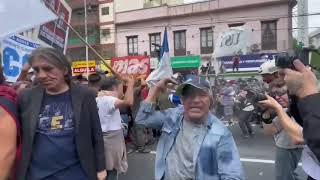 Gases y camiones hidrantes en un fuerte dispositivo policial contra las protestas en Buenos Aires [upl. by Adnilak829]