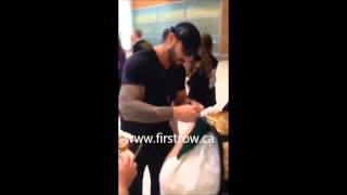 Roman Reigns signs Autographs before WWE Live Event July 2015 [upl. by Ashley]