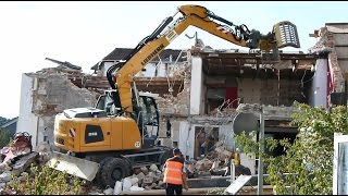 Bagger im Einsatz  Abrissbagger reißt Gebäude ab HD [upl. by Magnuson347]