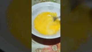 HOW I PREPARE SCRAMBLED EGGS FOR FRYING satisfayingsounds scrambling eggs viral shorts [upl. by Iny670]