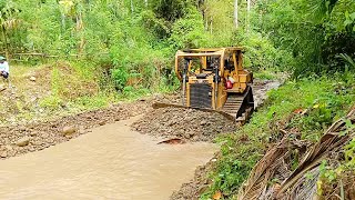 Strange Work  CAT Bulldozer D6R XL Makes Its Way on the River [upl. by Burrus]