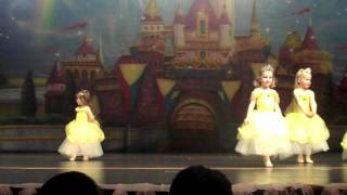 LITTLE GIRL FORGETTING DANCE ON STAGE [upl. by Eliezer]