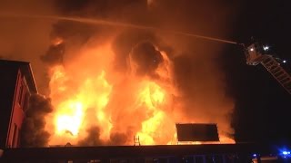 EXPLOSION BEI LAGERHALLENBRAND  Mehrere Feuerwehrleute schwer verletzt  Großbrand in Hilden [upl. by Neehcas139]