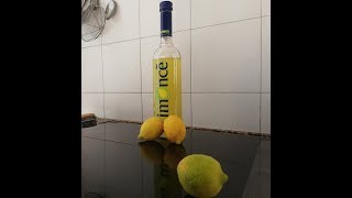 Liquore al limone  ricetta Limoncello o limoncè 🍋 [upl. by Greiner]