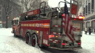 FDNY LADDER 25 GIVES A WAVE WHILE RESPONDING IN MANHATTAN DURING WINTER STORM JONAS [upl. by Caddaric]