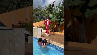 Las niñas en la piscina de Santa Claus 🏊🏼‍♀️🎅🤣💦 shorts piscinas santaclaus comedy funny [upl. by Attenev]