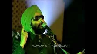 Rabbi Shergill  king of Punjabi amp Rock fusion sings Tere bin live [upl. by Nybbor]