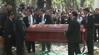 Descansa en paz Chavo… Chespirito fue sepultado en el Panteón Francés en México [upl. by Rezeile]