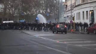 Roma LazioEintracht gli scontri fra i tifosi tedeschi e la polizia [upl. by Karab876]