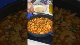 Garbanzos con bacalao y langostinos [upl. by Halfon587]