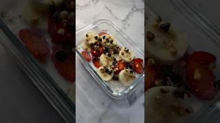 Strawberry Banana Overnight Oats🍌 overnightoats healthybreakfast caloriedeficit breakfast oats [upl. by Ennaej]