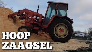 Grote hoop zaagsel opzij schuiven met Renault 781  Boer Gerrit vlogt [upl. by Feinstein]