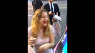 Drew Barrymore Signing Autographs for fans at the Blended premiere [upl. by Na]